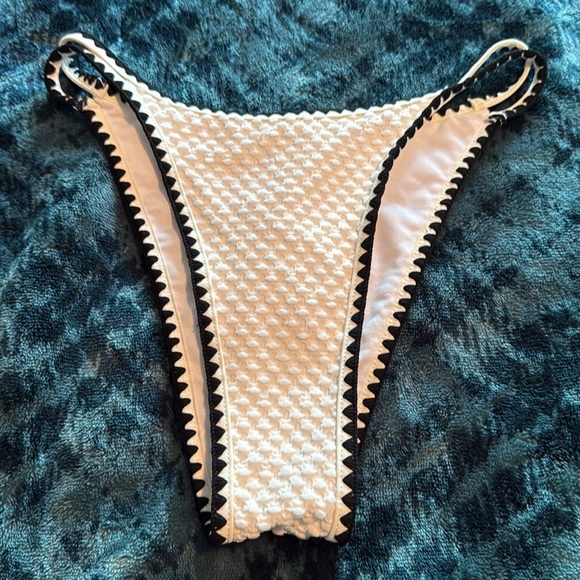 White and black Bikini Set - Picture 5 of 8